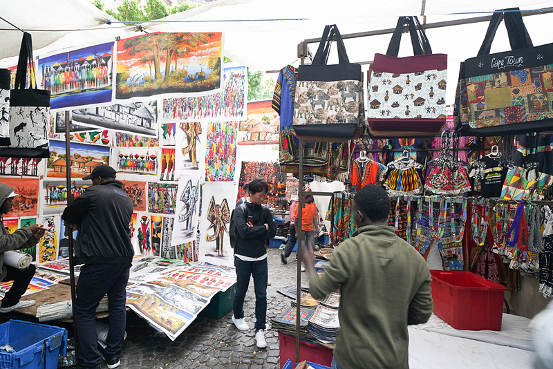 絵画やトートバックなども。なかなか日本では見かけないデザイン