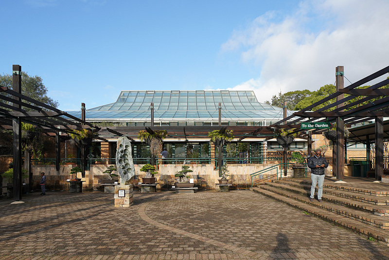 エントランスを入った直後のスペース。カフェやショップもここにある