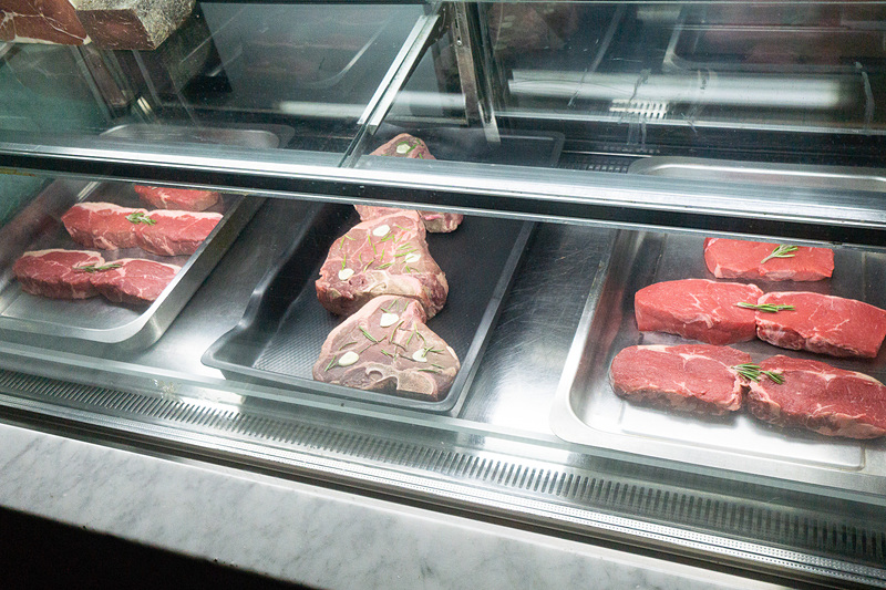 ショーケースで肉が熟成中