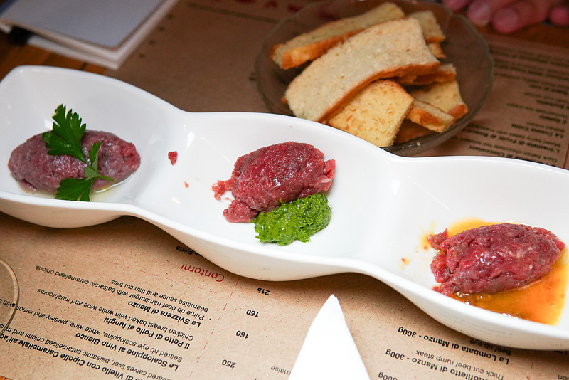 タルタルステーキ3種。タルタルは牛肉タタキ。ニンニクなどで味付けしたもの