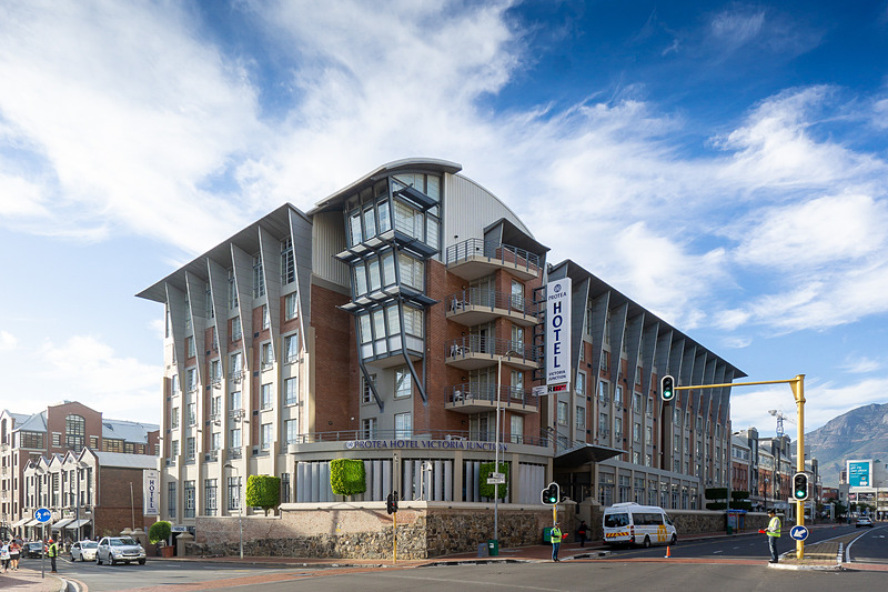 ケープタウンのカジュアルな雰囲気のホテル「Protea Hotel Cape Town Victoria Junction」。背後にテーブルマウンテンが見える