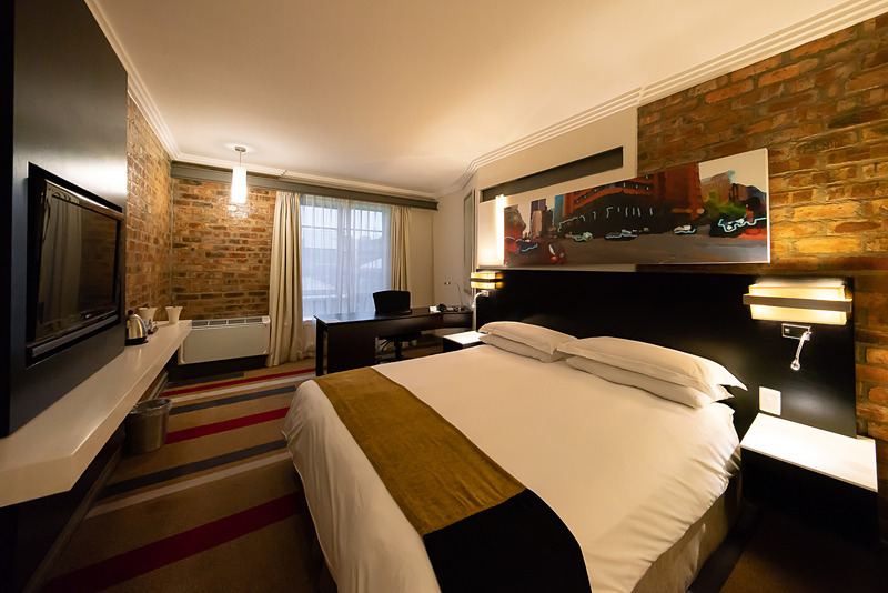 部屋も広く、ベッドもキングサイズ。作業用のデスクもある