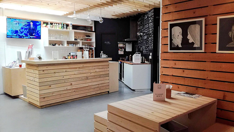 OVNIとZOOM Japonを発行するエディション・イリフネが運営する「エスパス・ジャポン」