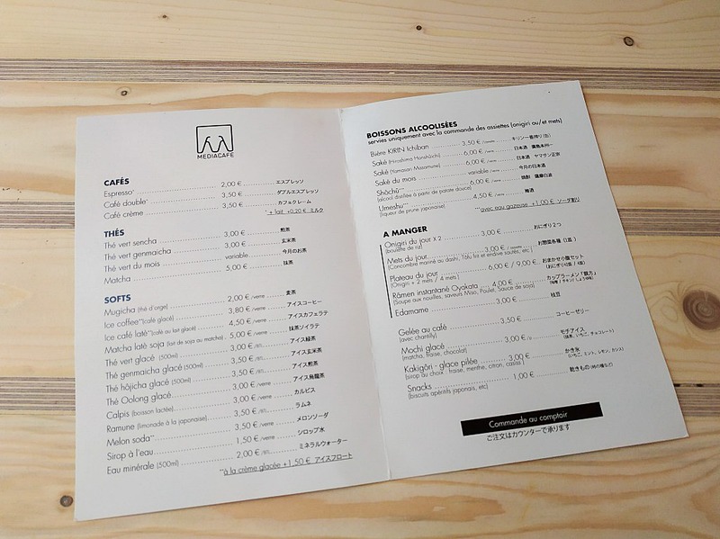 パリではなかなか出会えないコーヒーゼリー、かき氷、アイスコーヒー、ラムネ、抹茶カフェラテ、カルピスなどのほか、日本酒、焼酎、梅酒といったアルコールもあります