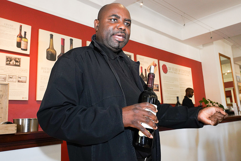 ワインを解説しながらテイスティング