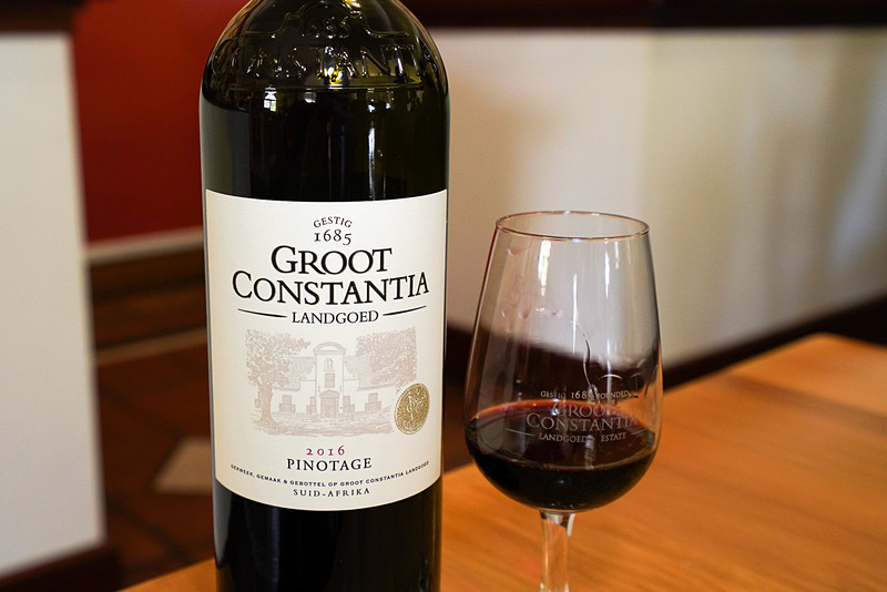 ピノタージュ（Pinotage） 2016。チェリーとストロベリー、プラムの風味とわずかな酸味が感じられる