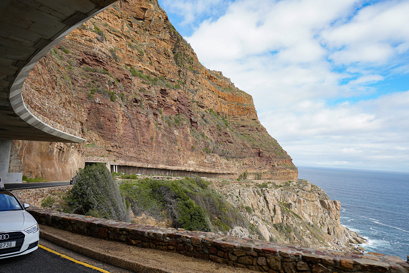 このような切り立った崖の場所（チャップマンズピークドライブ）もある