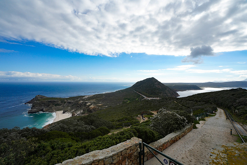 ケーブルカーで一番上まで来た。左のビーチのちょい先に喜望峰がある