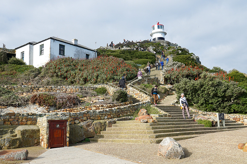 ケーブルカーを降りたら、さらに少し上に登って灯台を目指す