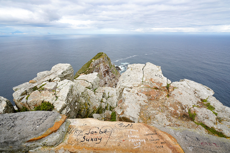 灯台のある展望台から半島南端のケープポイントを見たところ。この先は南極大陸