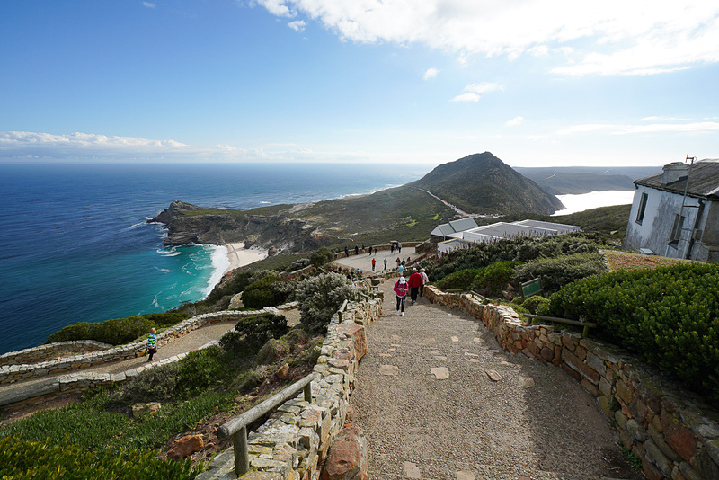 灯台から降りてきた。右にケーブルカー駅、左のディアス・ビーチ裏手に喜望峰がある