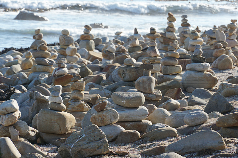 海岸には大きめの石が並んでいて、これを記念に重ねていくのが流行っているらしい