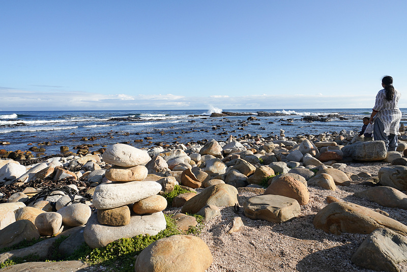 海岸には大きめの石が並んでいて、これを記念に重ねていくのが流行っているらしい