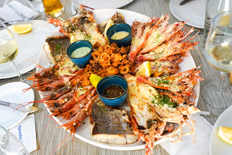 プレート盛り合わせ。海老と白身魚、カラマリも