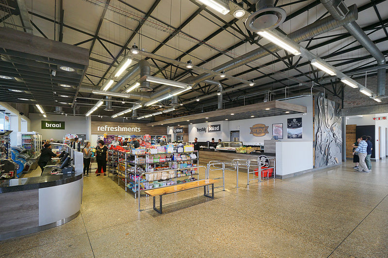 サービスエリア内のコンビニ。もちろんカフェもある