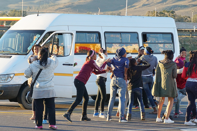学生が乗るバスからは大声で歌いダンスしながら降りてきた。日本ではまず見ない光景