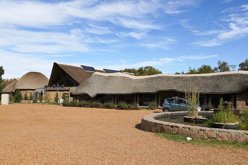 到着したアキラ私営動物保護区の建物