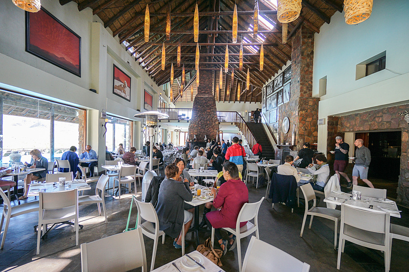 大きなレストランがある