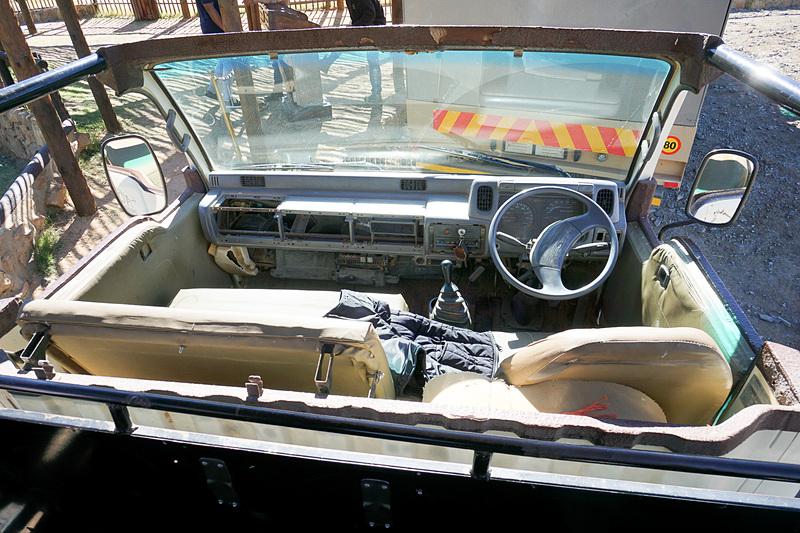 運転席。助手席に座ることもできる