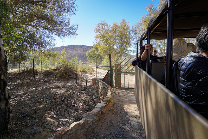 さぁ出発。柵に囲まれているのでゲートを開けて進む