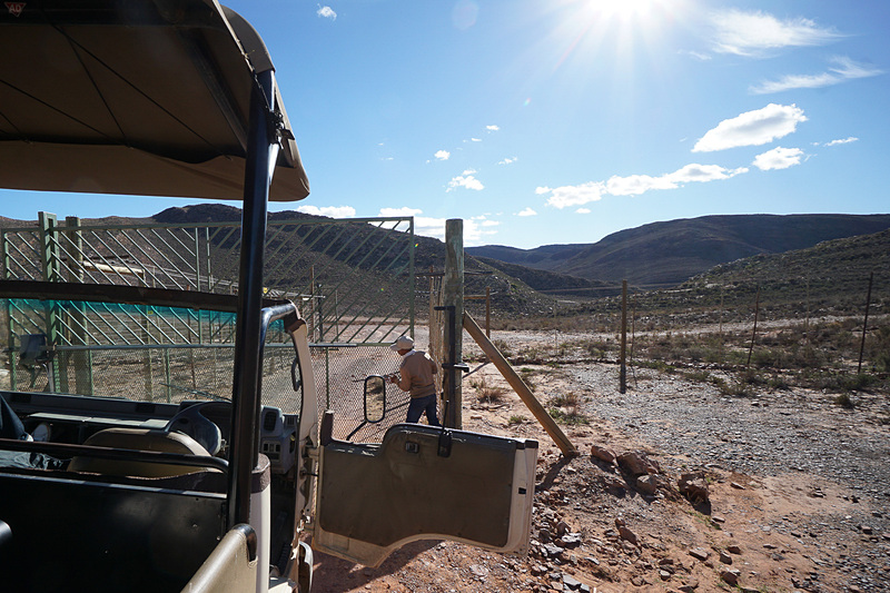 ここから猛獣のエリア。別の柵を開けて進む