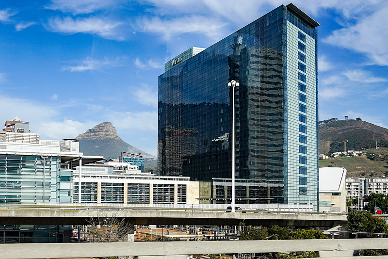 ウェスティン・ケープタウン。車窓から見た外観