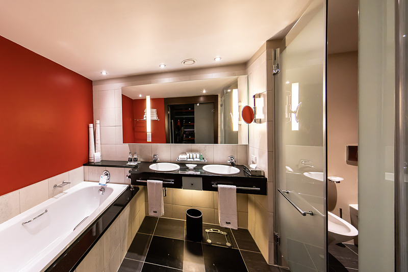 グランド・デラックス・ルームのシャワールームとトイレ