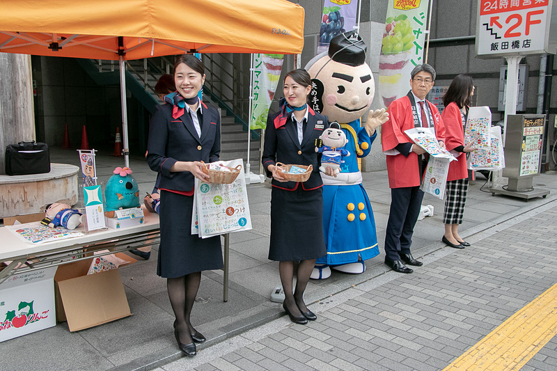 観光パンフレットやアメを道行く人たちに配布した