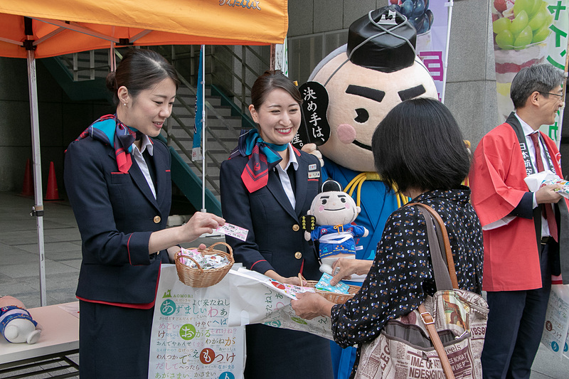 観光パンフレットやアメを道行く人たちに配布した
