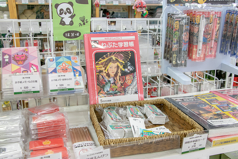 そのほかさまざまな青森の特産品や工芸品が並ぶ