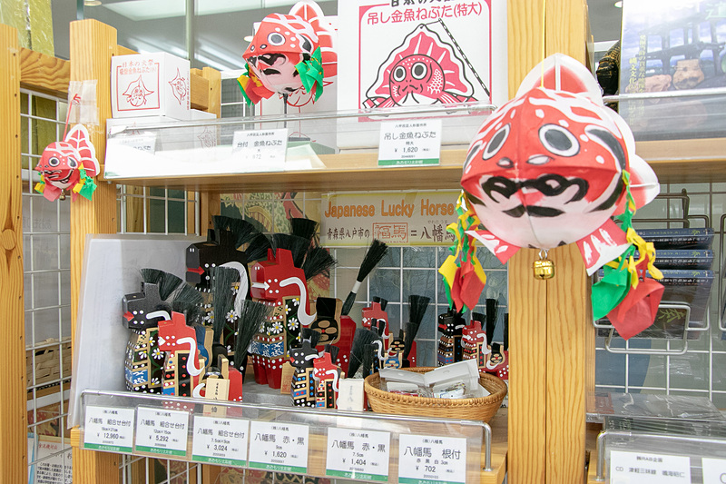 そのほかさまざまな青森の特産品や工芸品が並ぶ