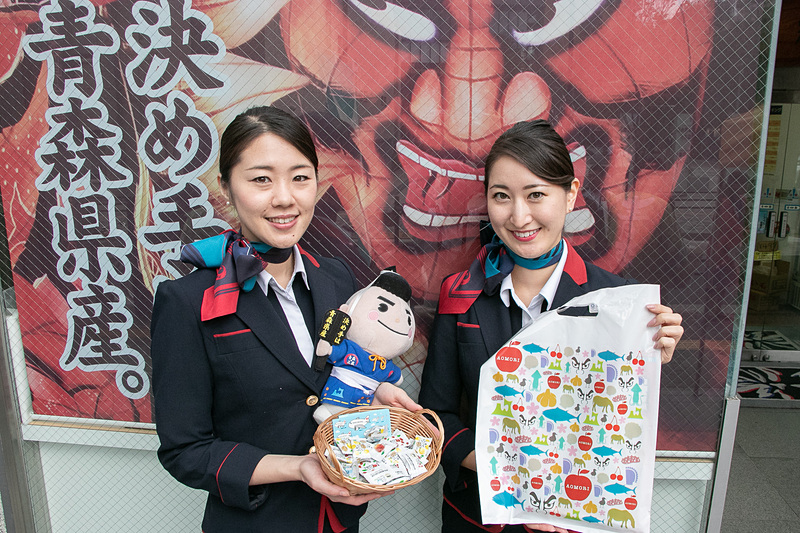 JALは東京・飯田橋にある青森県アンテナショップ「あおもり北彩館 東京店」において、青森県の観光情報PRや物産品販売のサポートを行なうイベントを実施した