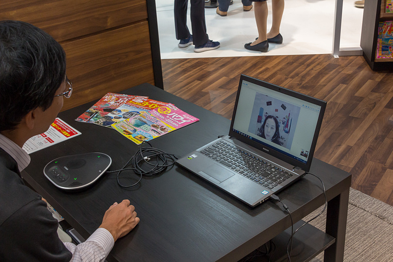 自宅リビングを想定してノートPCを使ってデモンストレーションしている様子