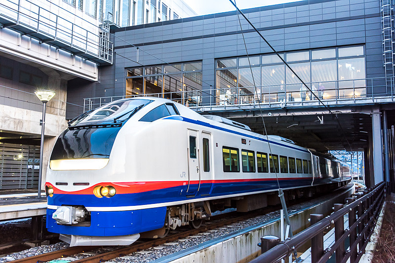 新井駅～上越妙高駅～新潟駅の区間を走るE653系特急「しらゆき」
