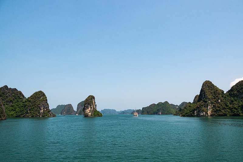いざ、世界遺産・ハロン湾へ。クルーズ船の上で1泊するツアーに参加した