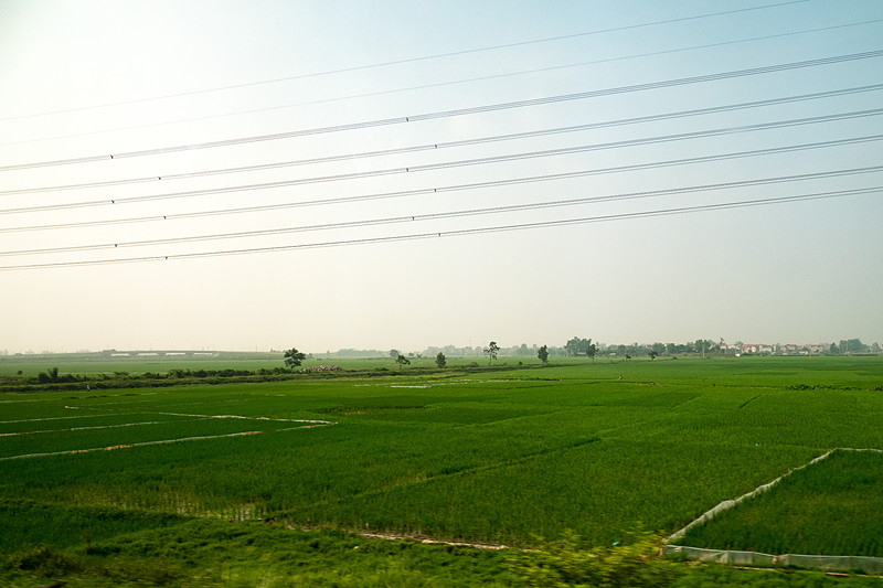 ハノイからハロン湾へと向かう車窓にはベトナムの今と昔がぎゅっと詰まっていた