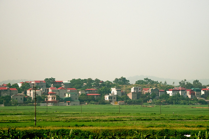 ハノイからハロン湾へと向かう車窓にはベトナムの今と昔がぎゅっと詰まっていた