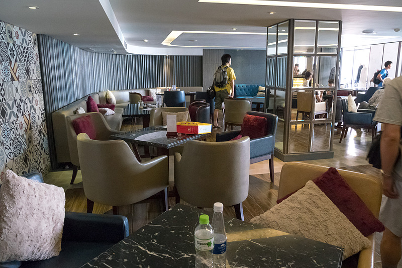 Paradise Vietnamが運営するホテルのロビーで、Paradise Eleganceにチェックイン