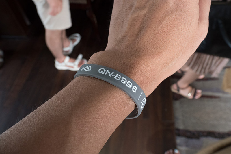 乗船に際して、船の記号が書かれたゴムバンドを着ける