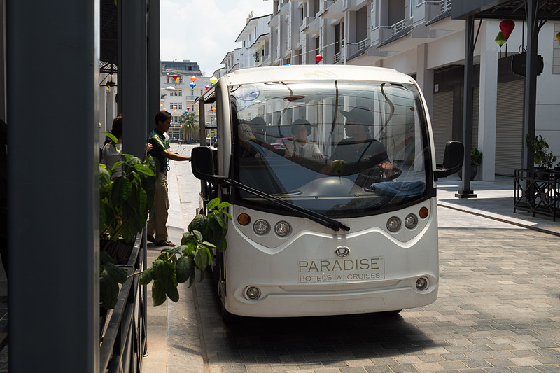 チェックインした場所から港のターミナルまでカートに乗って移動