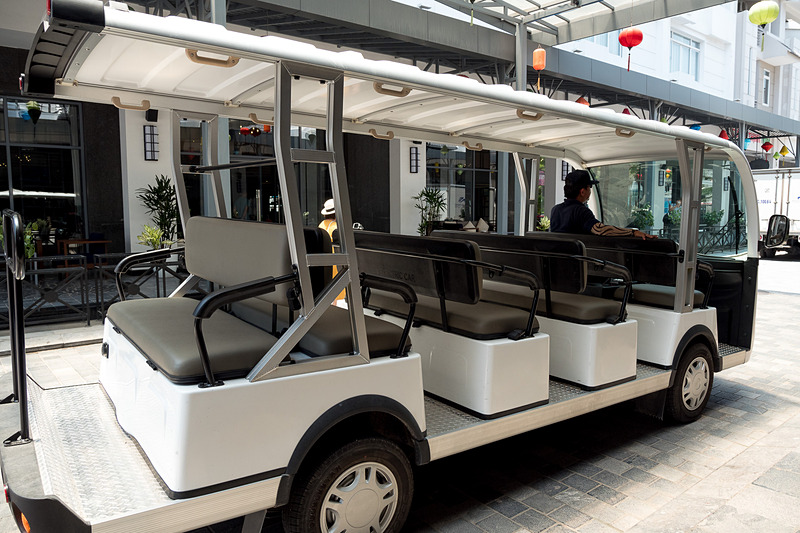 チェックインした場所から港のターミナルまでカートに乗って移動