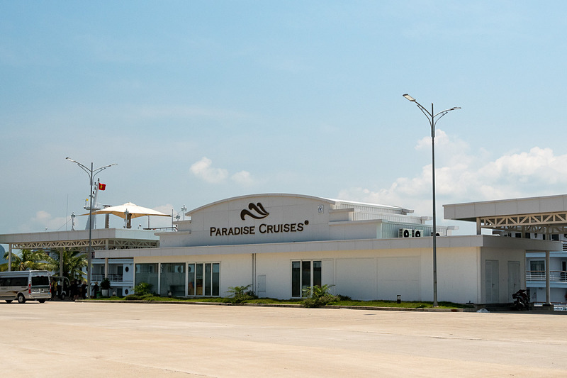 チェックインした場所から港のターミナルまでカートに乗って移動