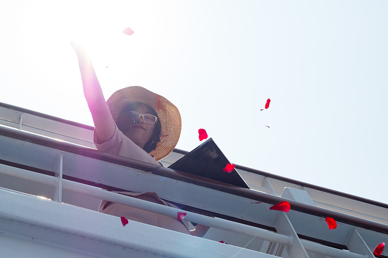 乗船の瞬間、頭上から花吹雪が