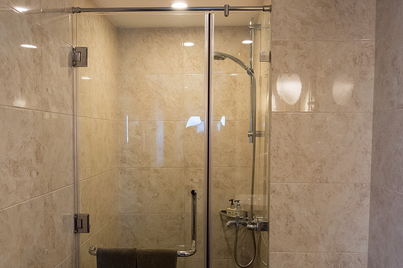 洗面台やシャワールーム。シャワーが各部屋に備わっているのは潮風が吹く船旅にはありがたい