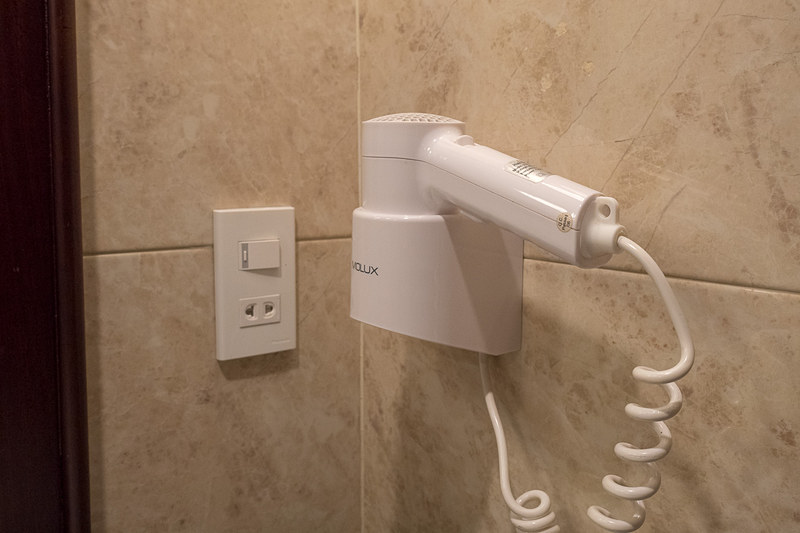 洗面台やシャワールーム。シャワーが各部屋に備わっているのは潮風が吹く船旅にはありがたい