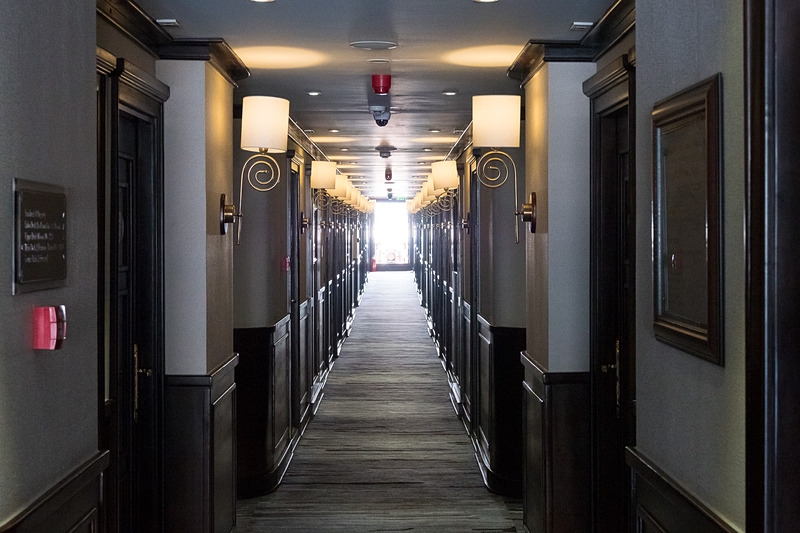 エントランスに先に伸びるメインデッキの通路