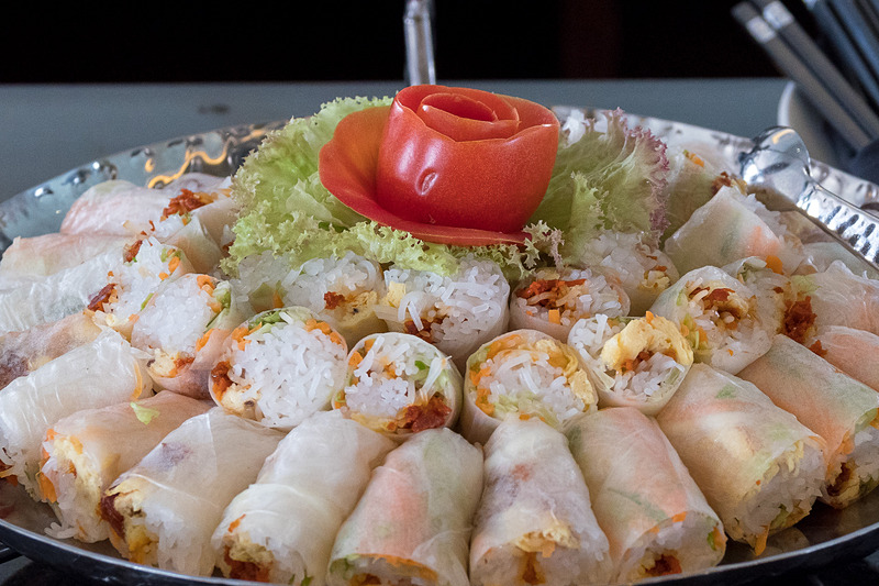 ビュッフェ形式で提供されるランチ。お寿司があったのに驚き、日本風なお寿司の味わいにまた驚いた（つまり美味しかった）