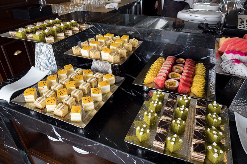 ビュッフェ形式で提供されるランチ。お寿司があったのに驚き、日本風なお寿司の味わいにまた驚いた（つまり美味しかった）