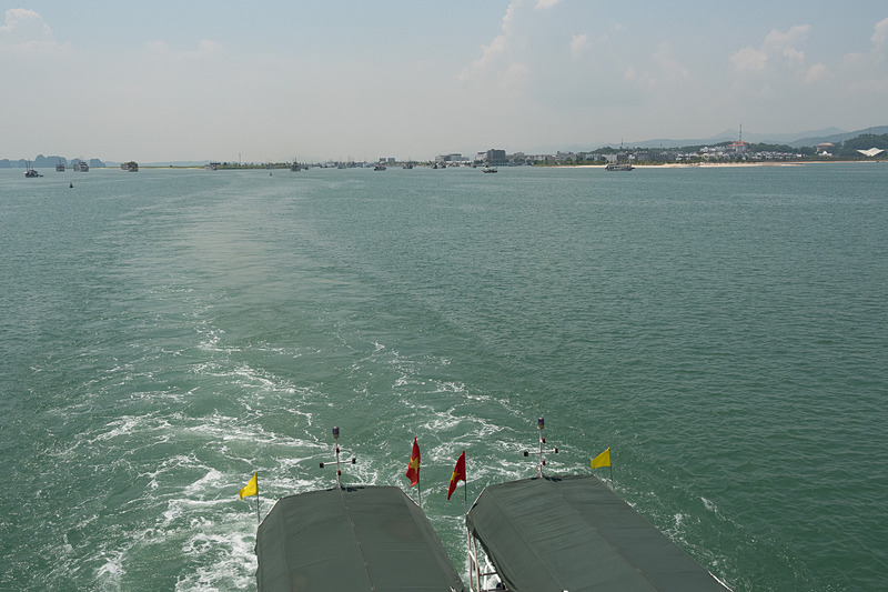 美しい風景とともに、観光船をはじめとする多数の船がハロン湾の奥へと進む姿も面白い