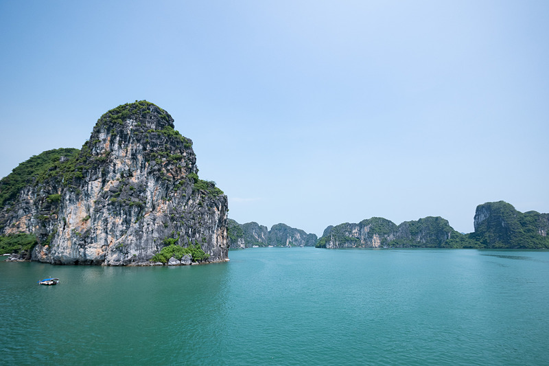 美しい風景とともに、観光船をはじめとする多数の船がハロン湾の奥へと進む姿も面白い